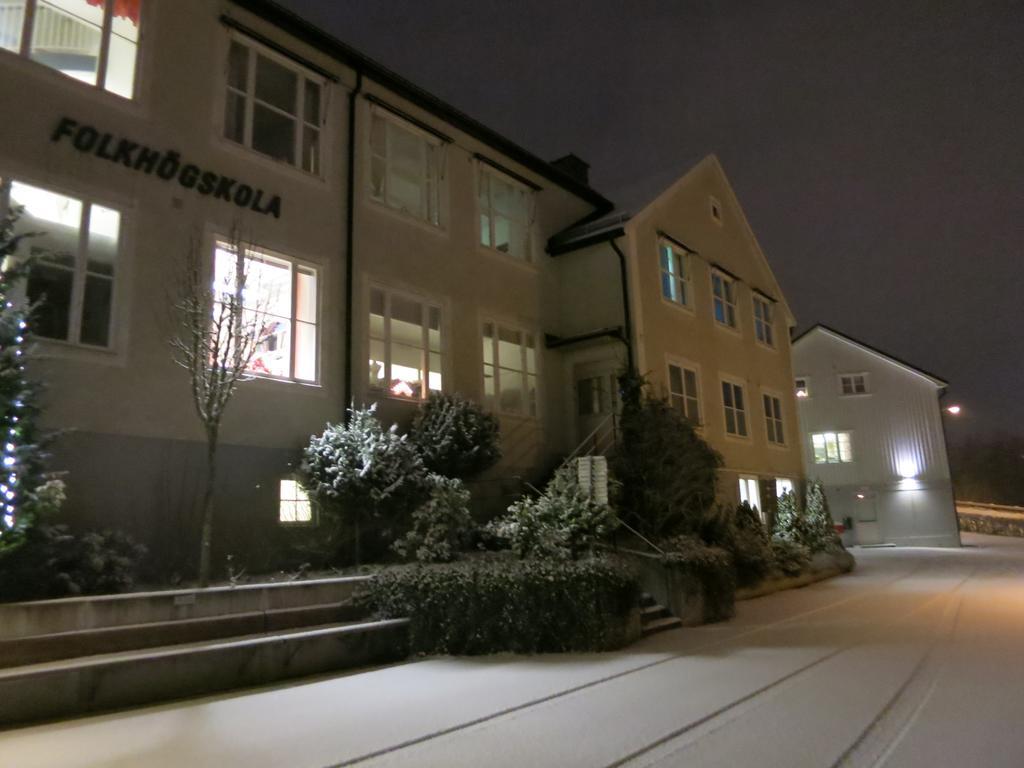 Vaernamo Folkhoegskolas Vandrarhem Екстер'єр фото